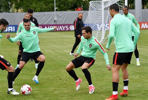 Fan phấn khích vì được đập tay Ronaldo ngay trên sân tập - Bóng Đá