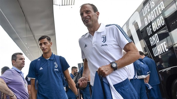 Vừa xong hợp đồng, De Sciglio đã tức tốc bay sang Mỹ hội quân Juventus - Bóng Đá