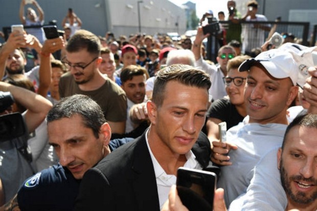 Số 10 mới, Bernardeschi đã có mặt tại Juventus - Bóng Đá