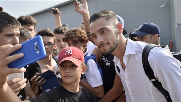 De Sciglio bị vây kín ngay khi vừa tới Turin - Bóng Đá