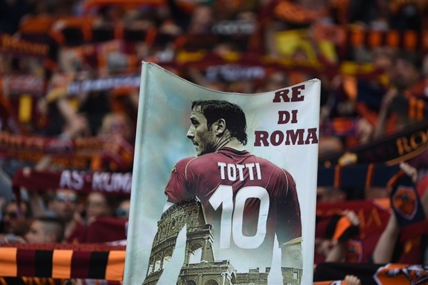 Người người chen lấn giánh vé xem trận đấu cuối cùng của Totti - Bóng Đá