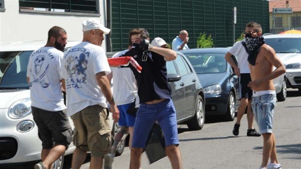 Chỉ là giao hữu, nhưng fan Brescia và Cagliari vẫn có cớ đánh nhau - Bóng Đá