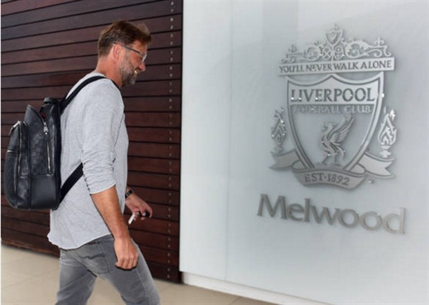 Kloop nhận quà bất ngờ trong ngày đầu trở lại Liverpool - Bóng Đá