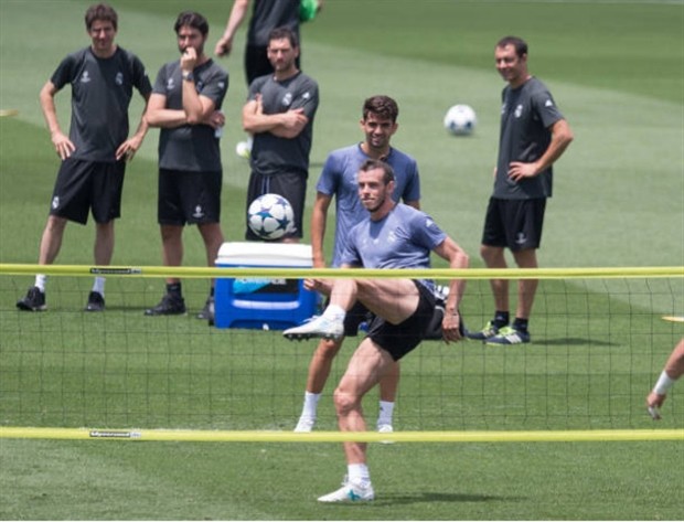 Muller, Ribery phấn khích khi ký tặng hoài không hết  - Bóng Đá