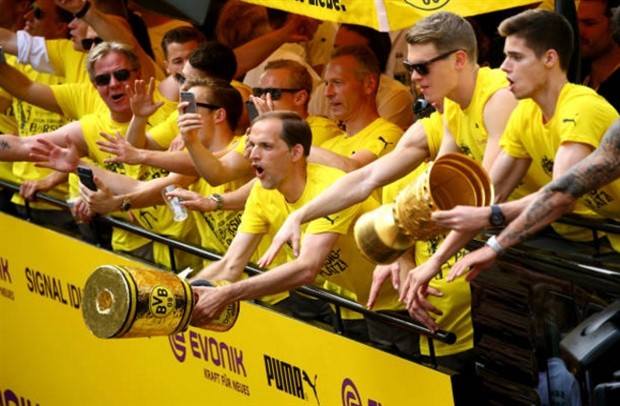 Mặc chấn thương, Reus vẫn tưng bừng đón cúp cùng Dortmund - Bóng Đá