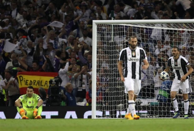 An ủi đồng đội, nhưng Buffon chẳng thể an ủi chính mình - Bóng Đá