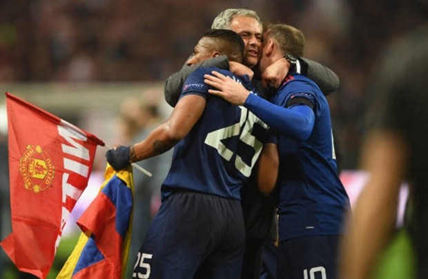 Man Utd vô địch, Mourinho ôm con khóc như mưa tại Stockholm - Bóng Đá