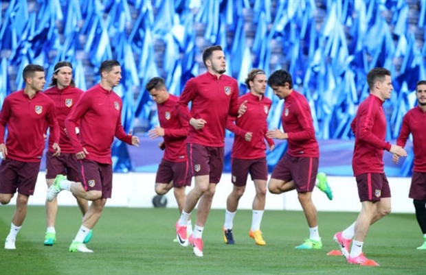 Griezmann cười không nổi khi đặt chân tới King Power - Bóng Đá