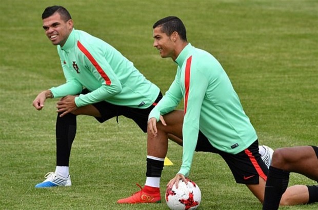 Ronaldo té lăn lộn trong buổi tập của Bồ Đào Nha - Bóng Đá