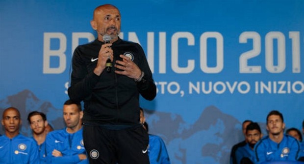 Mặc mưa gió, NHM chấp nhận đợi hàng giờ chờ Inter - Bóng Đá