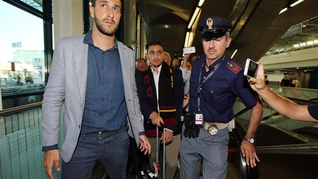 Mục tiêu của Man City tươi rói với băng rôn của Roma - Bóng Đá