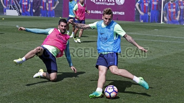 Vắng Messi và Neymar, Suarez lẻ loi trong buổi tập của Barcelona - Bóng Đá
