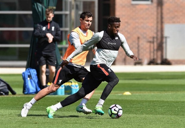 Dàn sao Liverpool khoái chí khi vừa nắm tay, vừa tập luyện  - Bóng Đá