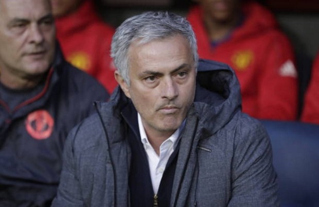 Mourinho nén đau trở lại quê nhà chịu tang - Bóng Đá