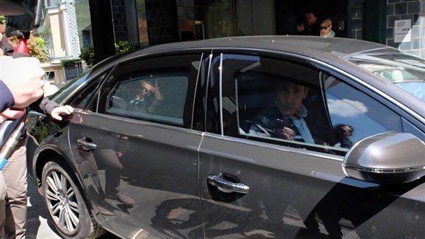 Cựu chủ tịch Berlusconi té dập mặt, không dám tiếp phóng viên - Bóng Đá