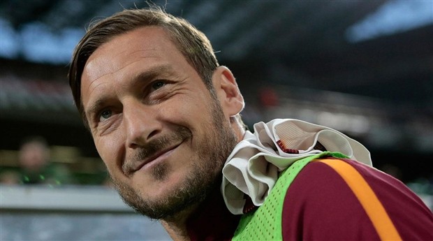 Trước đại chiến, Totti vẫn thoải mái đi chơi cùng gia đình - Bóng Đá