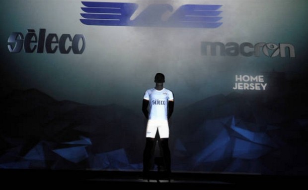 Buổi lễ trình làng áo mới ảo diệu của Lazio - Bóng Đá