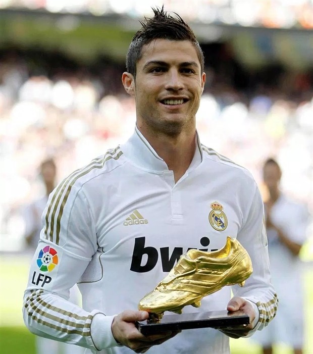 Trước húi cua, Ronaldo từng gây dấu ấn với kiểu tóc nào? - Bóng Đá