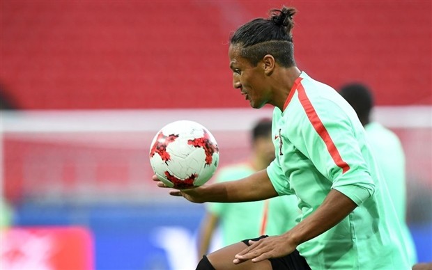 Fan phấn khích vì được đập tay Ronaldo ngay trên sân tập - Bóng Đá