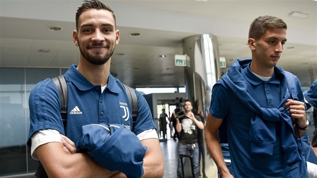 Vừa xong hợp đồng, De Sciglio đã tức tốc bay sang Mỹ hội quân Juventus - Bóng Đá