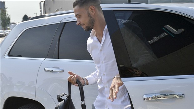 De Sciglio bị vây kín ngay khi vừa tới Turin - Bóng Đá