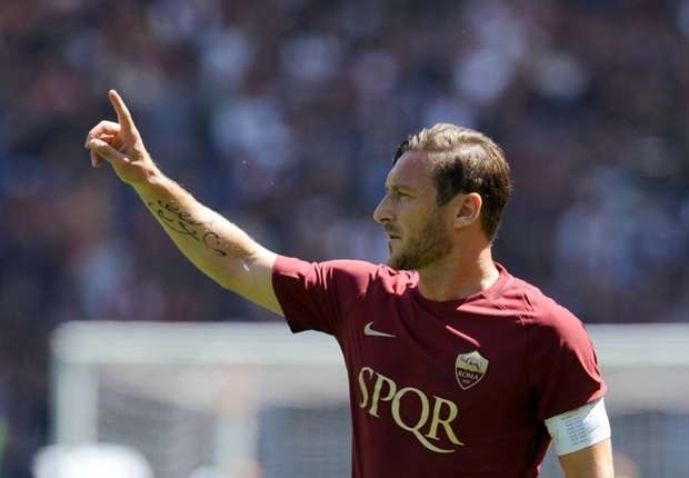 Người người chen lấn giánh vé xem trận đấu cuối cùng của Totti - Bóng Đá