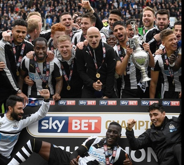 Sao Newcastle mang huy chương đi quẩy xuyên đêm - Bóng Đá