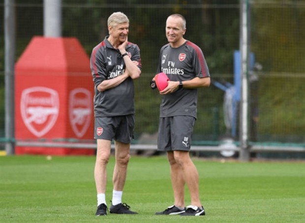 Tân binh Kolasinac nỗ lực ghi điểm trong ngày đầu tập cùng Arsenal - Bóng Đá
