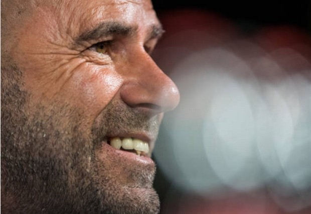 Bosz cười không ngớt trong ngày đầu làm 'Boss' tại Dortmund - Bóng Đá
