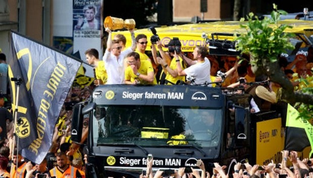 Mặc chấn thương, Reus vẫn tưng bừng đón cúp cùng Dortmund - Bóng Đá