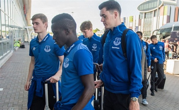 Rooney và dàn sao Everton mệt mỏi di chuyển tới Hà Lan - Bóng Đá