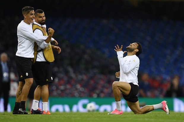 Buffon căng như dây đàn trong buổi tập cuối của Juventus - Bóng Đá