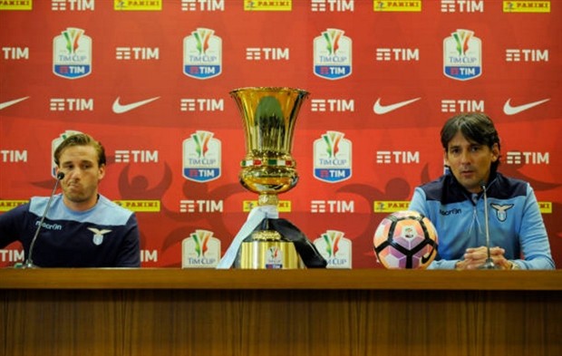 Cựu sao Man Utd té sấp mặt trong tuần mật - Bóng Đá