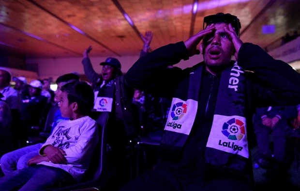 Hạ Real, fan Barcelona ăn mừng như đã vô địch - Bóng Đá