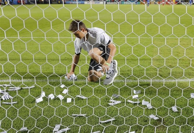 Chùm ảnh: Toàn cảnh Donnarumma 'ngộp' trong biển tiền từ fan Milan - Bóng Đá