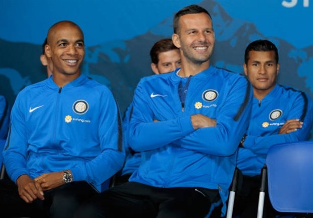 Mặc mưa gió, NHM chấp nhận đợi hàng giờ chờ Inter - Bóng Đá