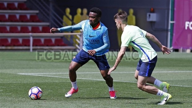 Vắng Messi và Neymar, Suarez lẻ loi trong buổi tập của Barcelona - Bóng Đá
