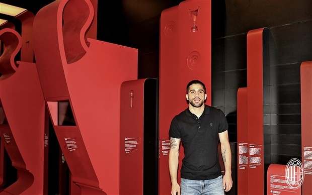Trai đẹp Ricardo Rodriguez 'ngơ ngác' trước kho tàng của AC Milan - Bóng Đá