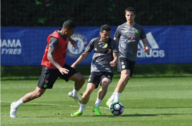 Hết dự khán, Ranieri lại tới tận sân tập để chào hỏi Conte - Bóng Đá