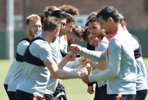 Dàn sao Liverpool khoái chí khi vừa nắm tay, vừa tập luyện  - Bóng Đá
