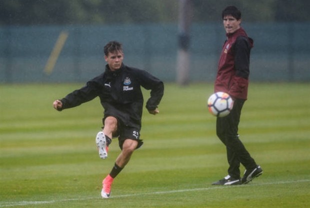 Dọa rời Newcastle, nhưng Benitez vẫn đầy tâm huyết trên sân tập  - Bóng Đá