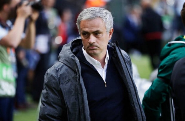 Mourinho nén đau trở lại quê nhà chịu tang - Bóng Đá