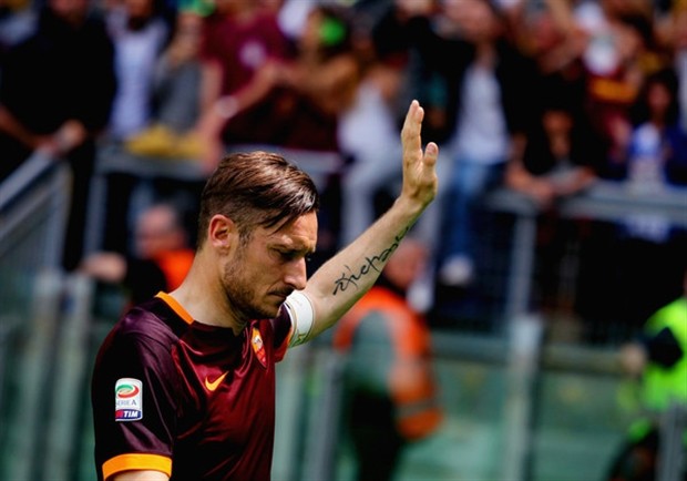 Trước đại chiến, Totti vẫn thoải mái đi chơi cùng gia đình - Bóng Đá