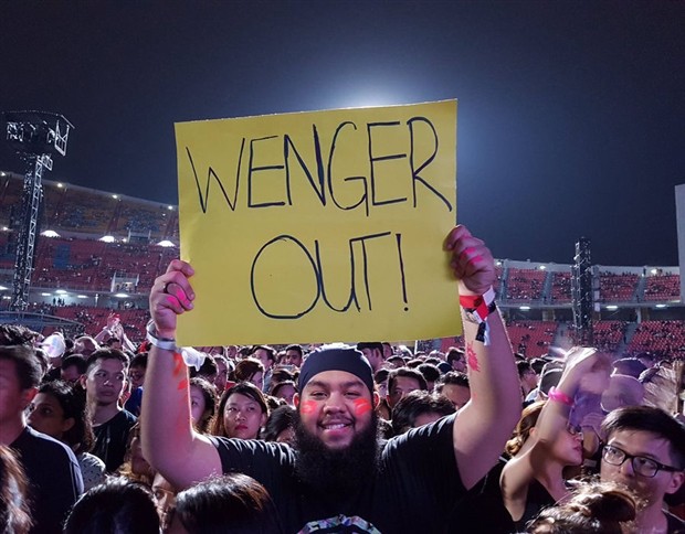 'Wenger Out' dự đám cưới, 'lên sóng' tại Times Square - Bóng Đá