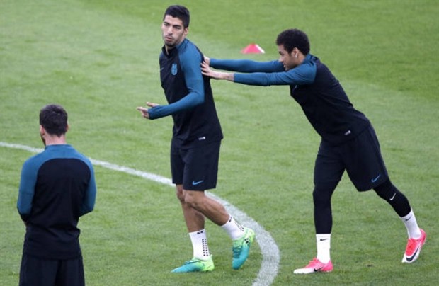 Vừa tới Juventus Arena, Suarez và Neymar đã lao vào 'ẩu đả'  - Bóng Đá