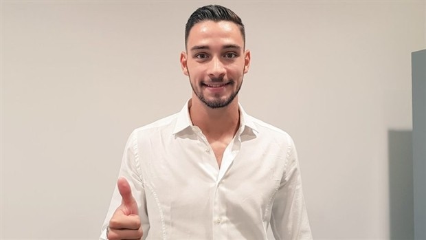 De Sciglio bị vây kín ngay khi vừa tới Turin - Bóng Đá