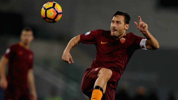 Người người chen lấn giánh vé xem trận đấu cuối cùng của Totti - Bóng Đá