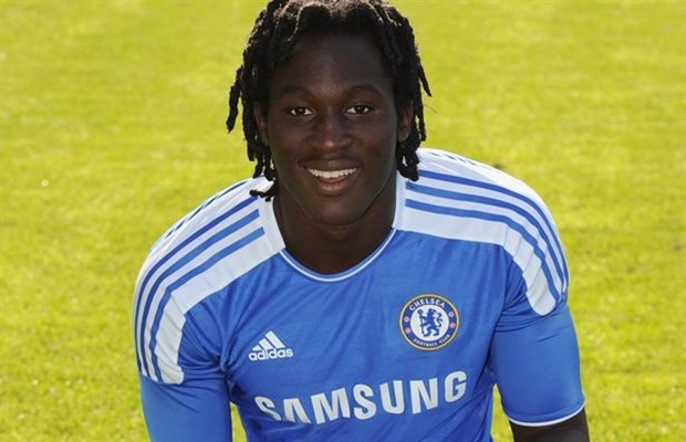 Sợ hiểu lầm, Lukaku vừa đá vừa che logo Chelsea - Bóng Đá