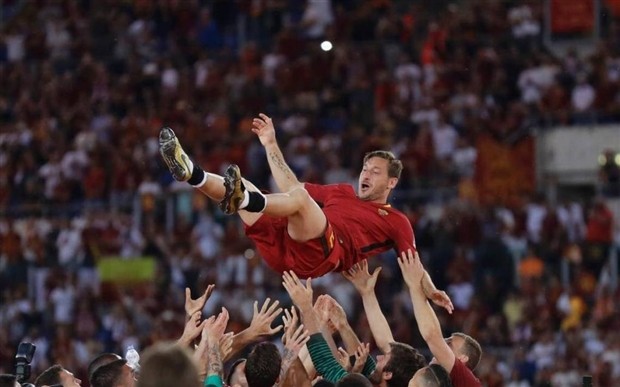 Chia tay Roma, Totti thoải mái đi chèo thuyền lướt sóng - Bóng Đá