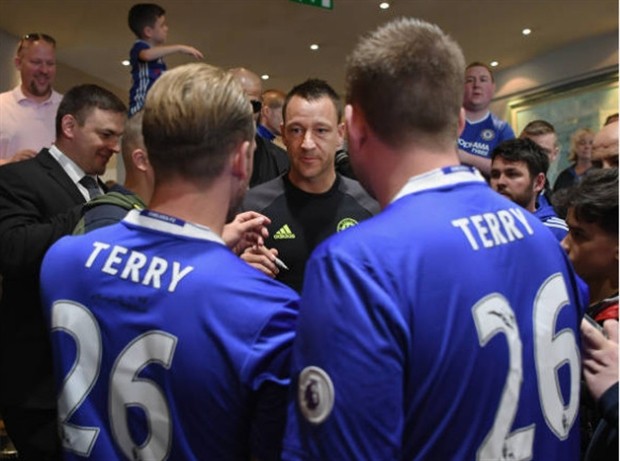 Cúp vô địch Premier League đã có mặt tại Stamford Bridge - Bóng Đá